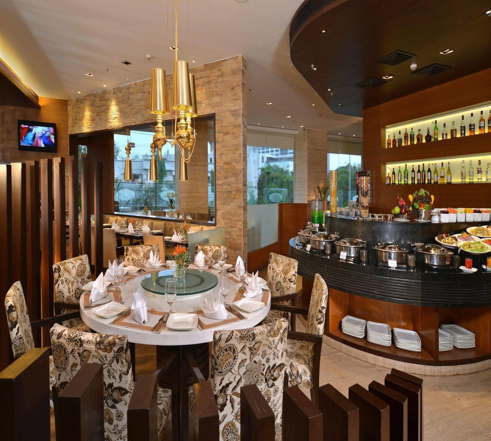 Majestic Court Sarovar Portico Nova Bombaim Exterior foto