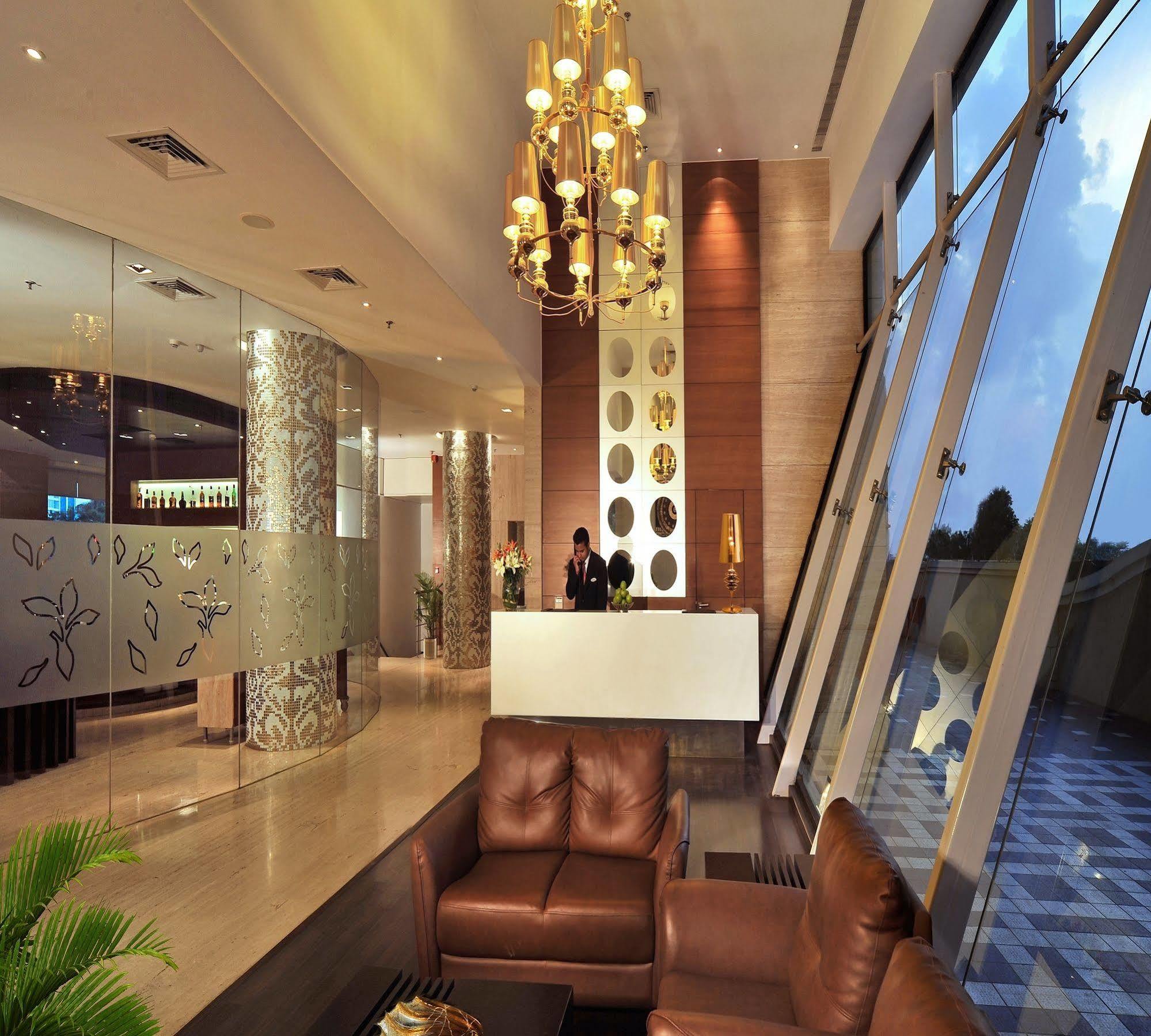 Majestic Court Sarovar Portico Nova Bombaim Exterior foto