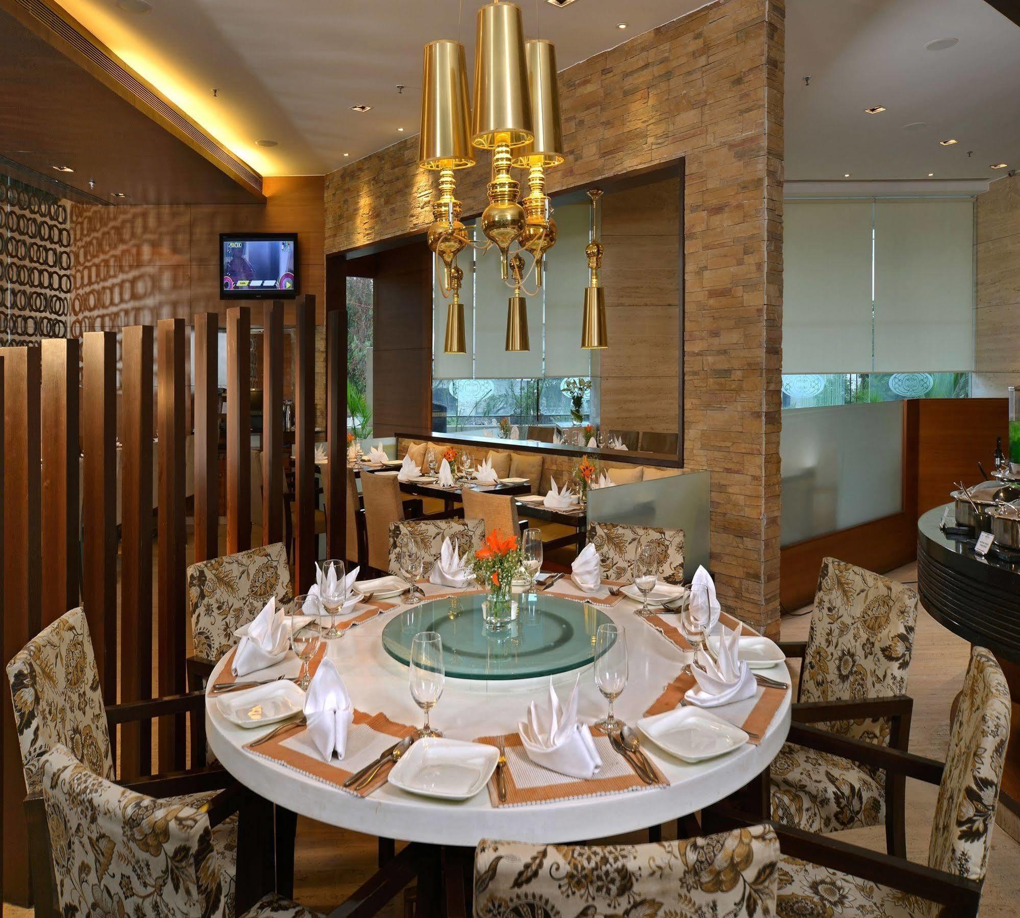 Majestic Court Sarovar Portico Nova Bombaim Exterior foto