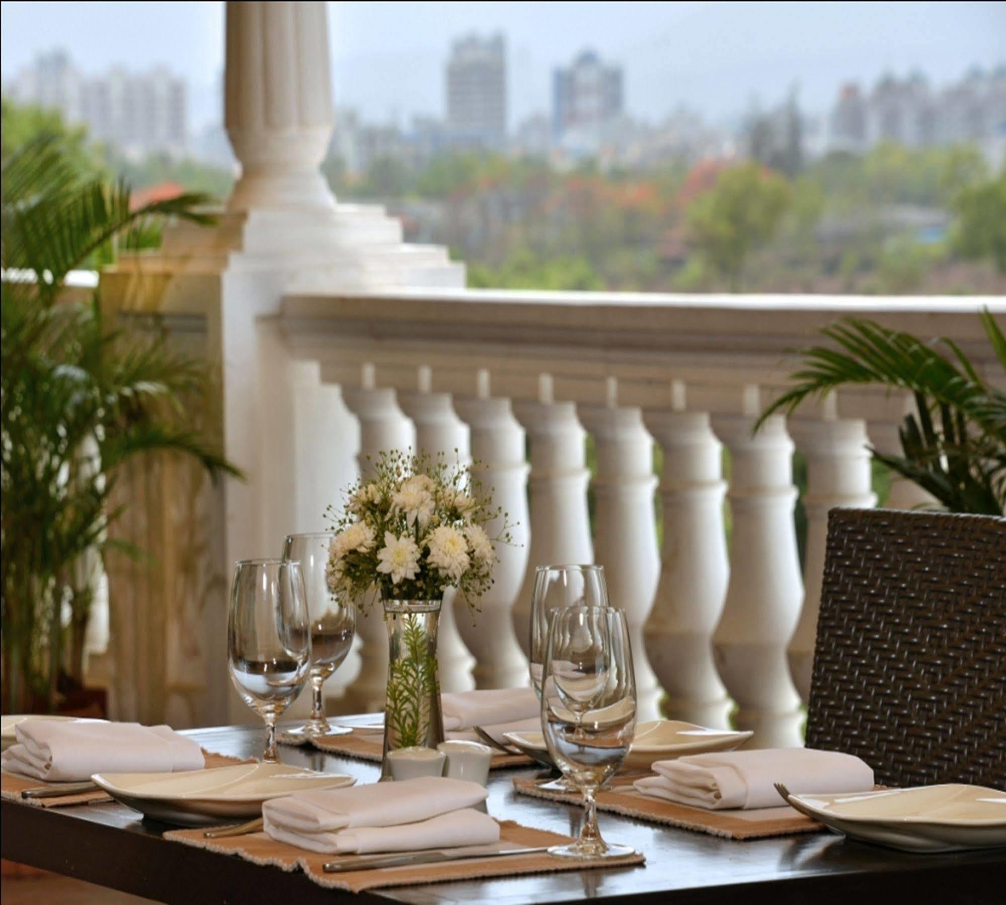 Majestic Court Sarovar Portico Nova Bombaim Exterior foto