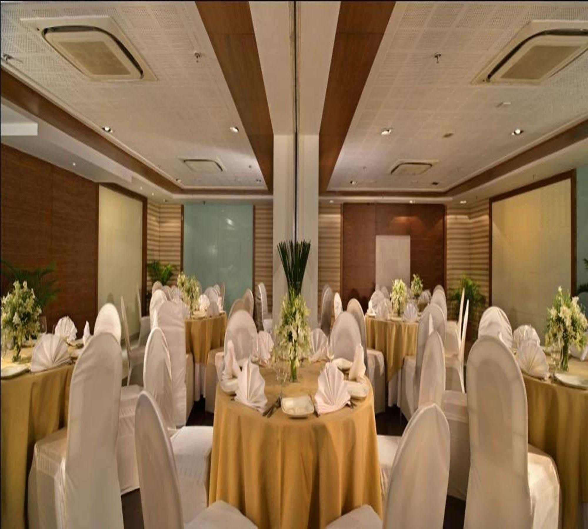 Majestic Court Sarovar Portico Nova Bombaim Exterior foto