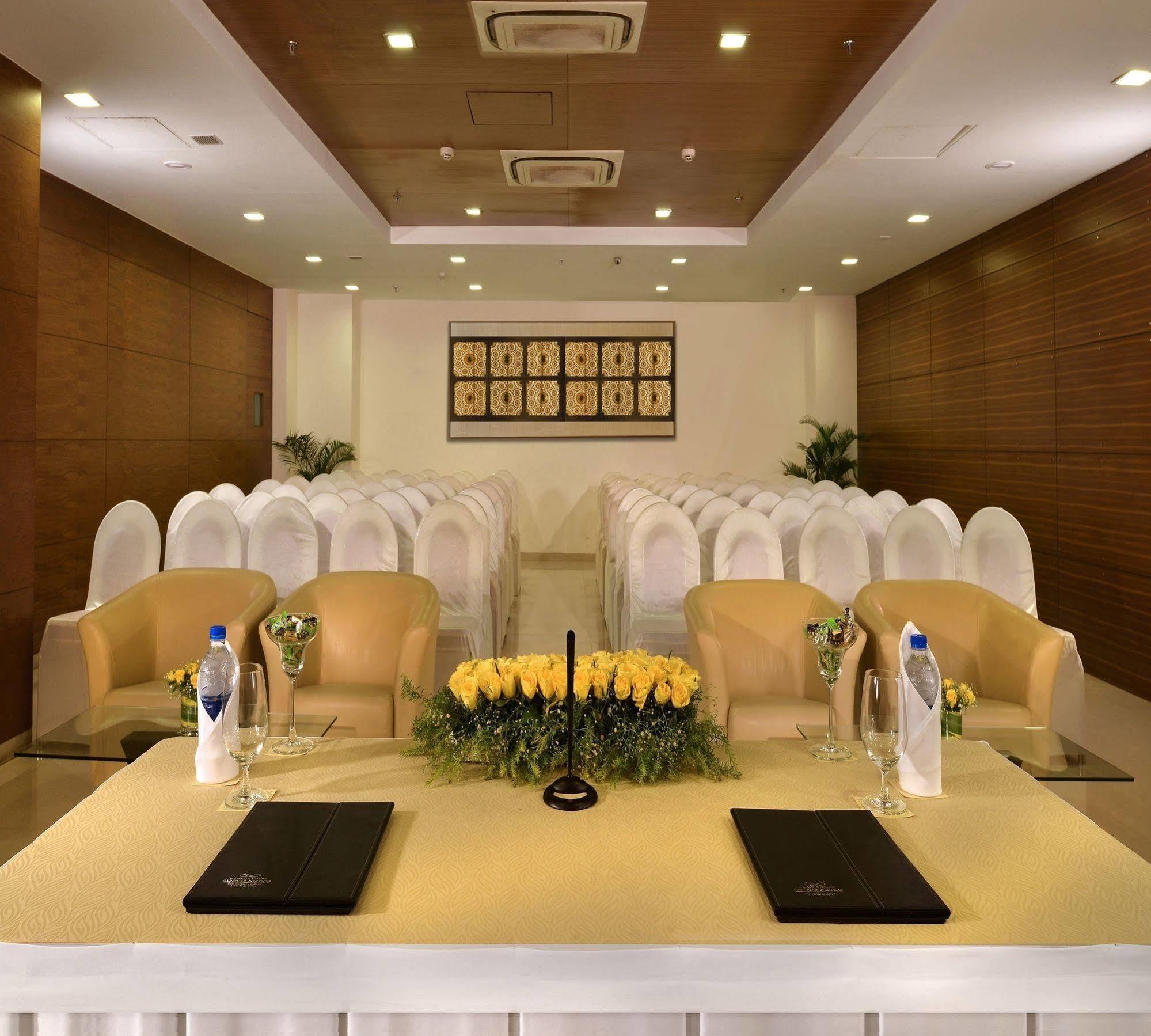 Majestic Court Sarovar Portico Nova Bombaim Exterior foto