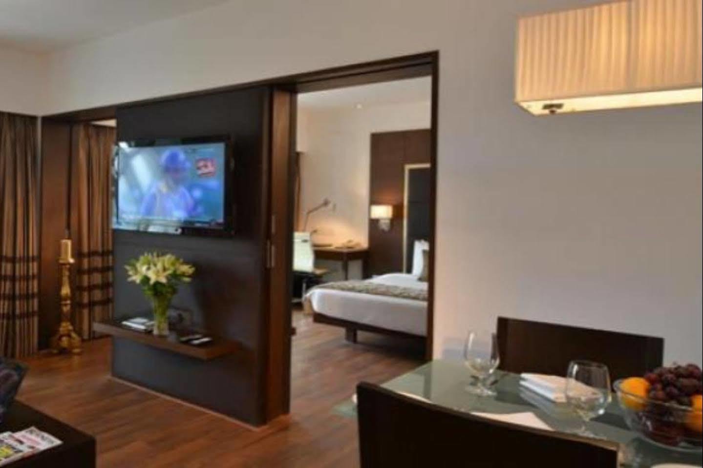 Majestic Court Sarovar Portico Nova Bombaim Exterior foto